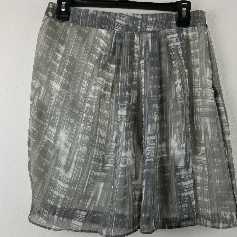Love 21 by Forever 21 gray and white skirt medium